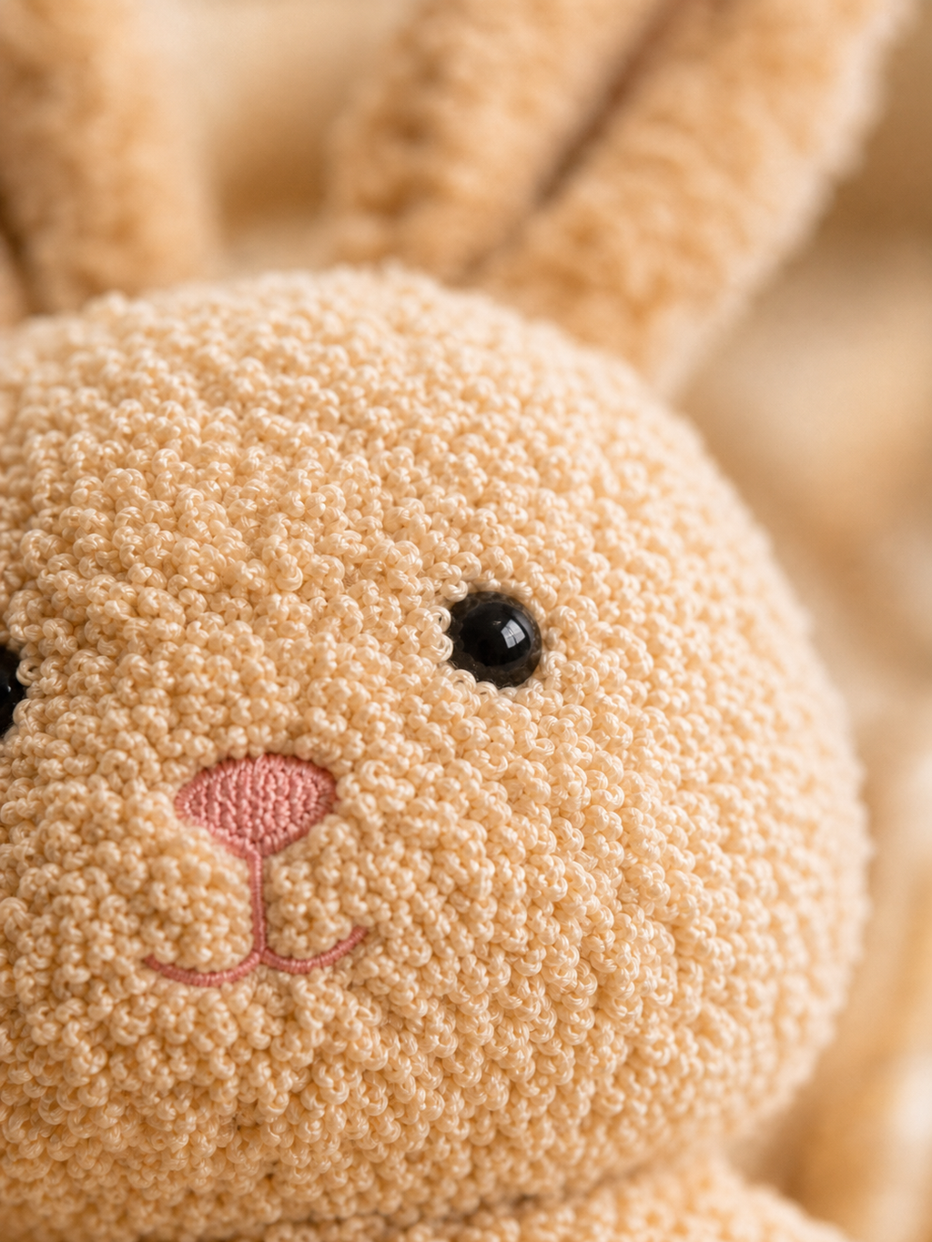 peluche-lapin-sable-gros-plan